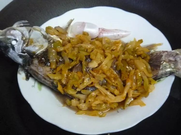 榨菜蒸鲫鱼步骤6