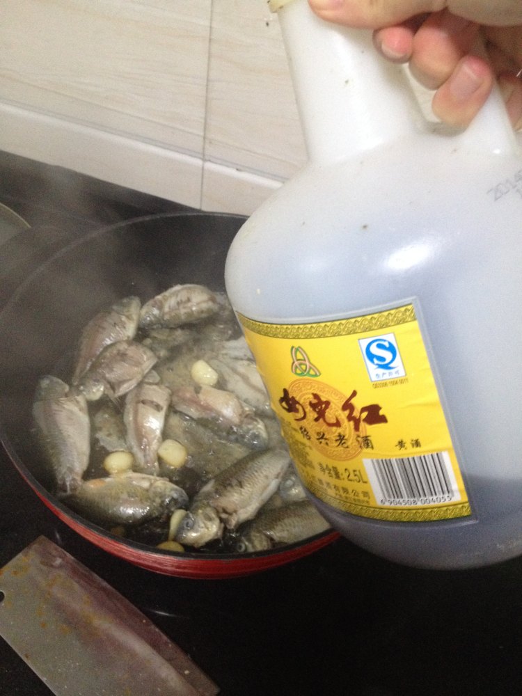 葱烧野生小鲫鱼步骤4