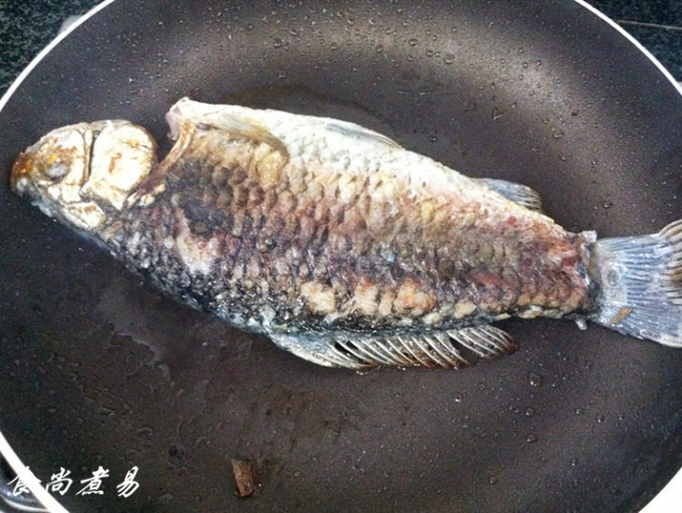 鲫鱼鸡蛋豆腐汤步骤3