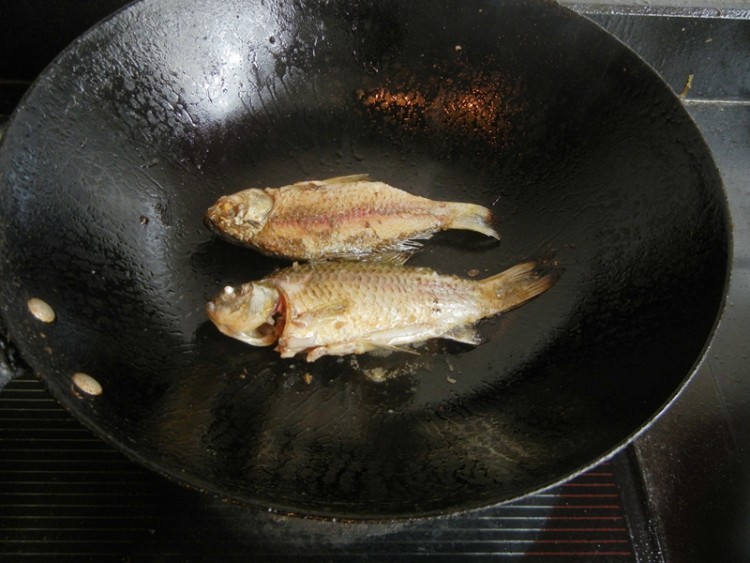 肉丸子鲫鱼汤步骤3