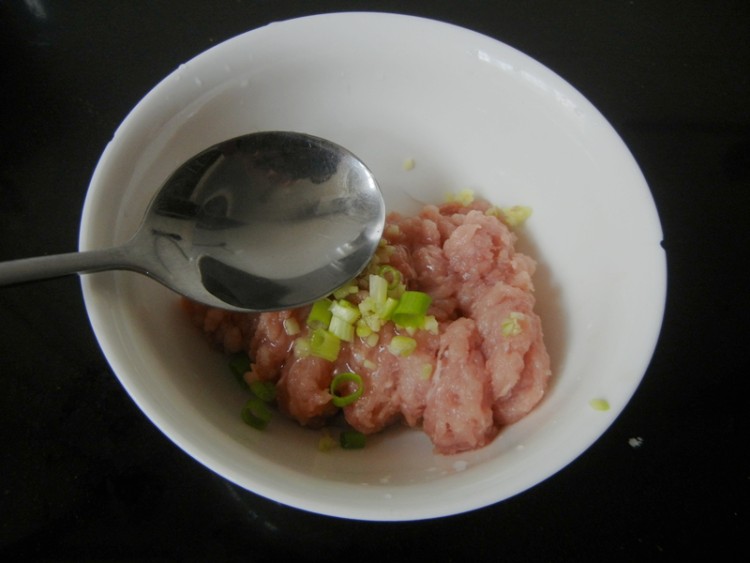 肉丸子鲫鱼汤步骤5