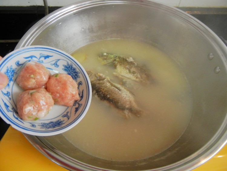 肉丸子鲫鱼汤步骤12