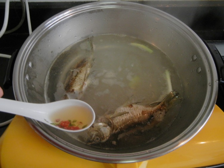 肉丸子鲫鱼汤步骤9