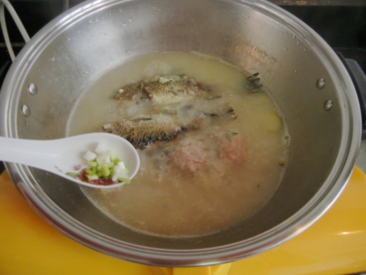 肉丸子鲫鱼汤步骤14