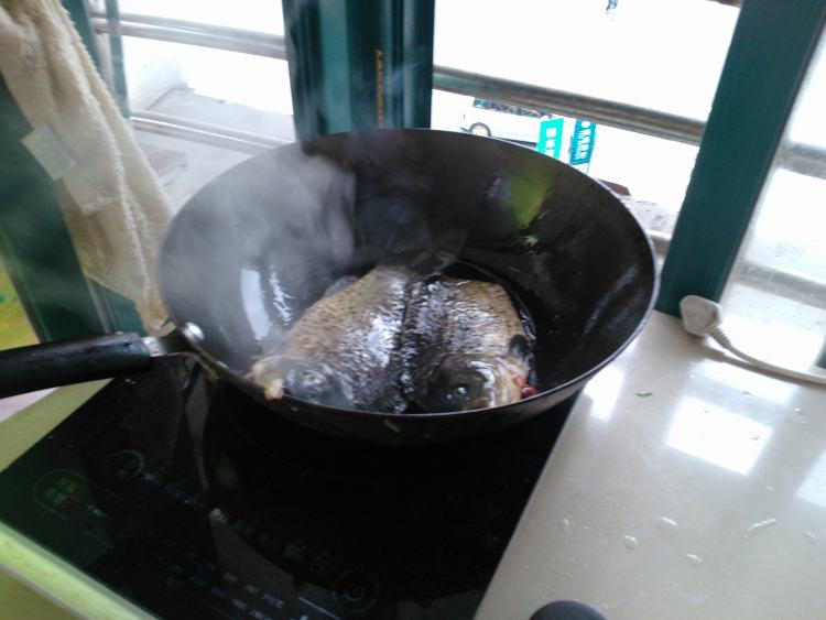 黄瓜焖鲫鱼步骤3