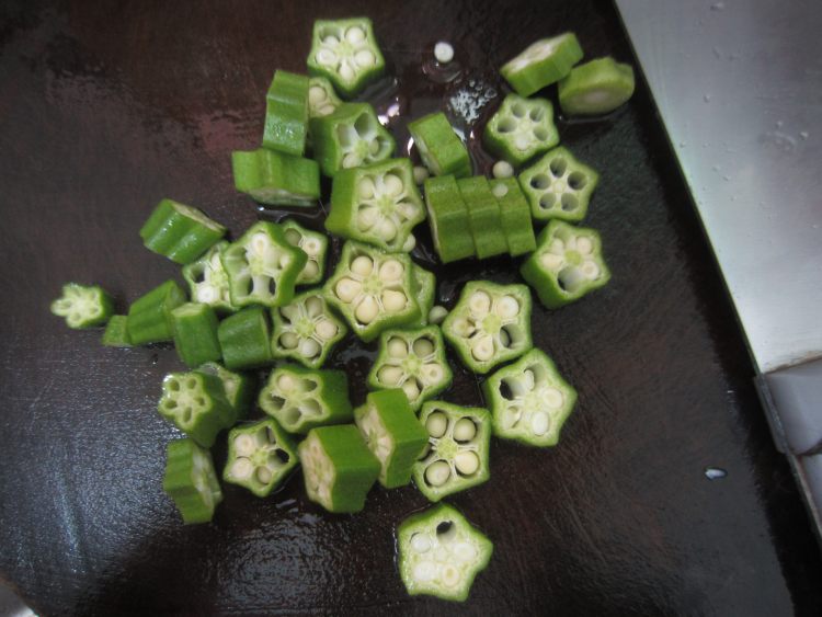 秋葵鲫鱼蒸饭步骤15