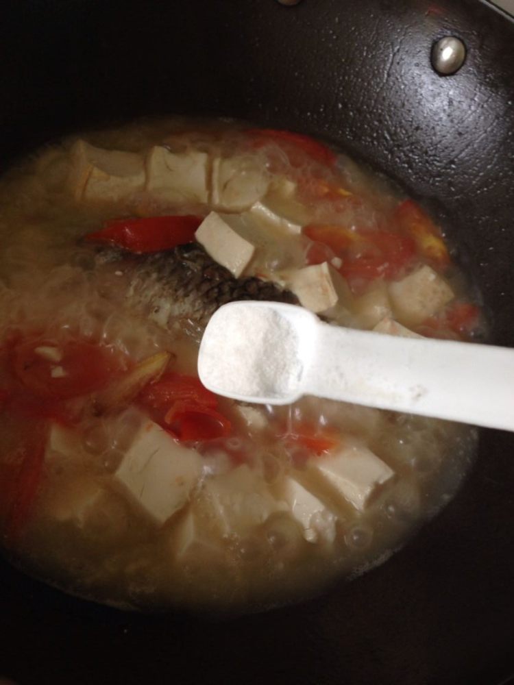 西红柿豆腐鲫鱼汤步骤7