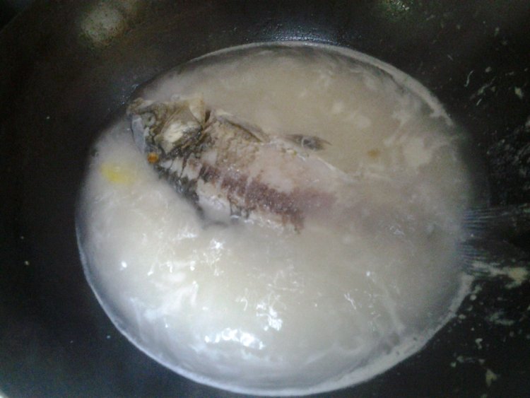 青菜鲫鱼汤步骤4