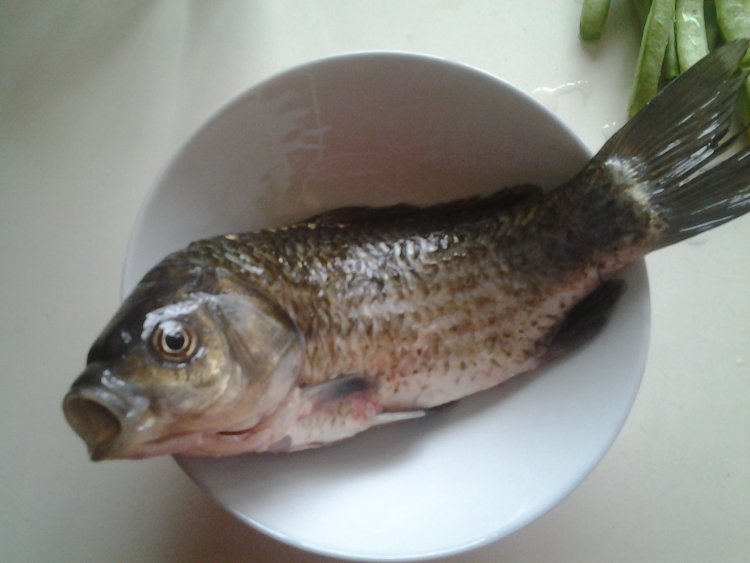 青菜鲫鱼汤步骤1