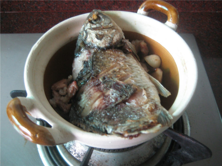 咸梅肚肉焖鲫鱼步骤9