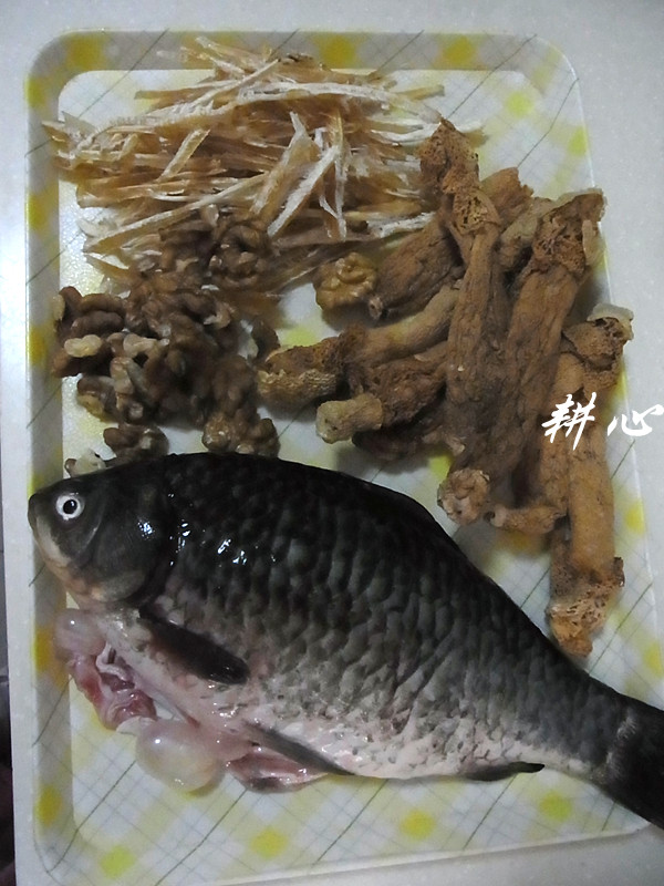 鱼胶竹荪汤步骤1