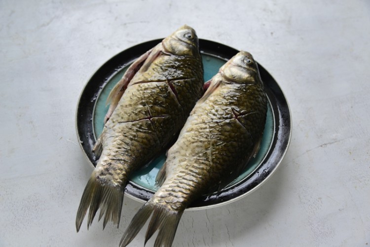 煎烤鲫鱼步骤2