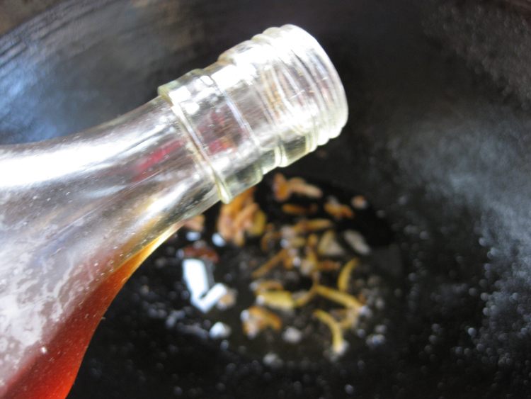 香菜焖鲫鱼步骤8