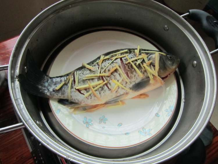 姜葱蒸鲫鱼步骤4