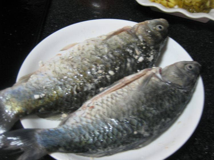 酸菜烧鲫鱼步骤3