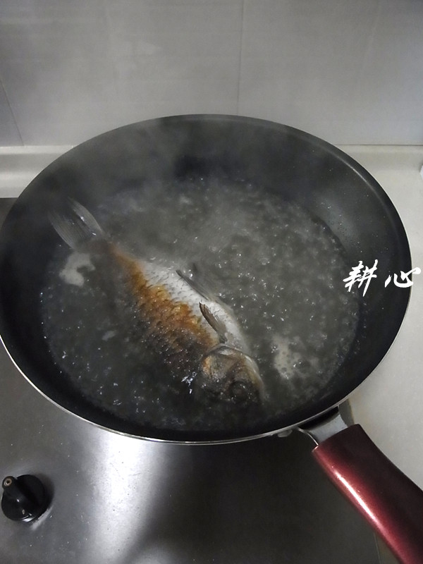 平菇螺蛳鲫鱼汤步骤5