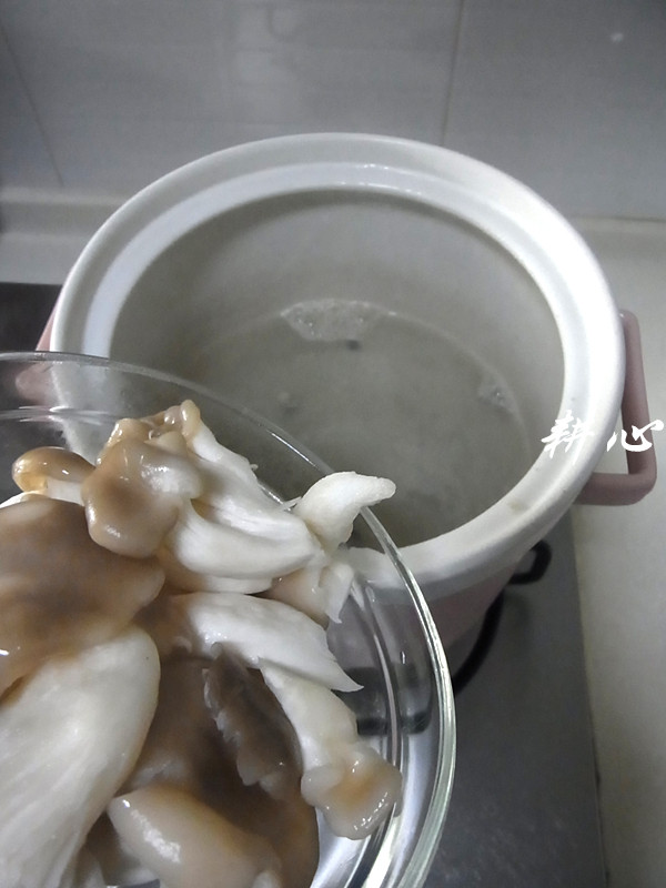 平菇螺蛳鲫鱼汤步骤10