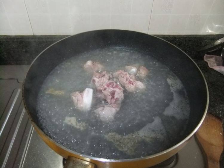 山药鲫鱼猪骨汤步骤3