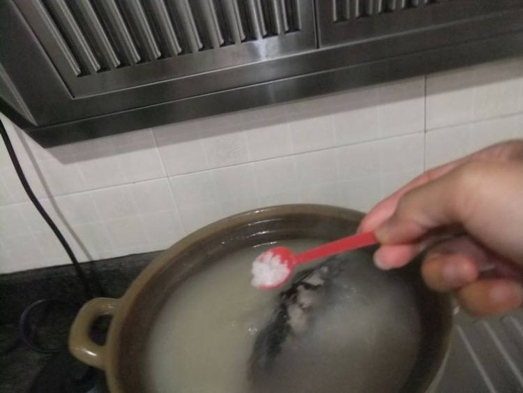 山药鲫鱼猪骨汤步骤7