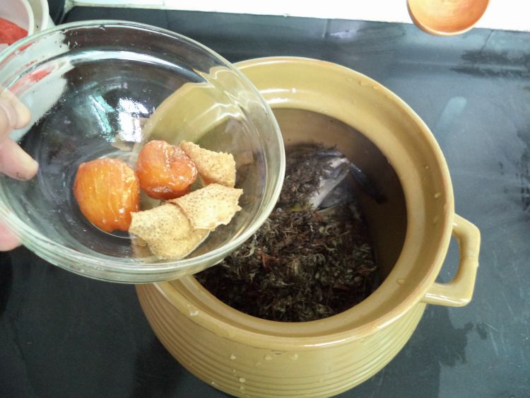 绵茵陈煲鲫鱼步骤7