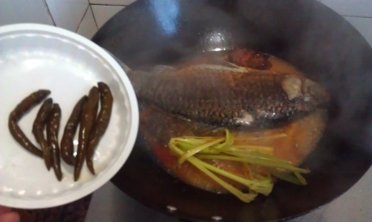 香辣烧鲫鱼步骤7