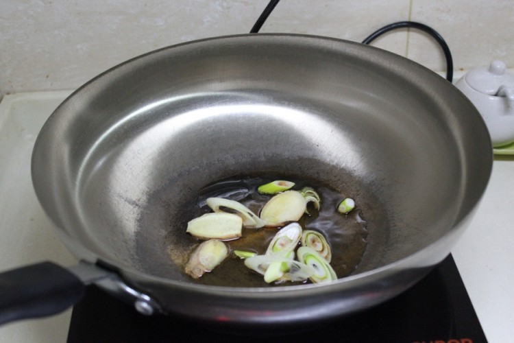 鲫鱼萝卜豆腐汤步骤2