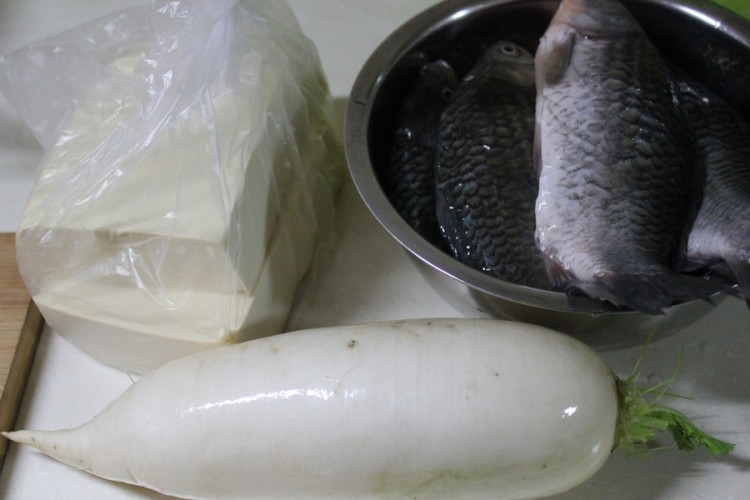 鲫鱼萝卜豆腐汤步骤1