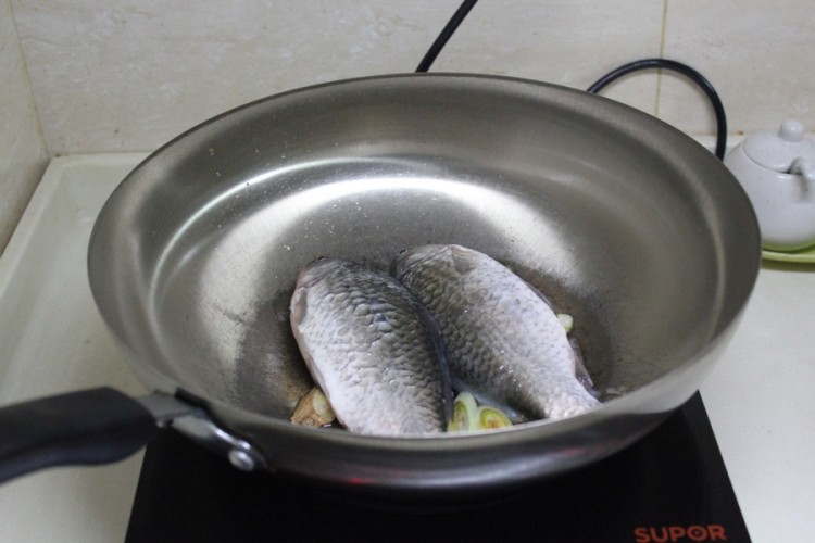 鲫鱼萝卜豆腐汤步骤3