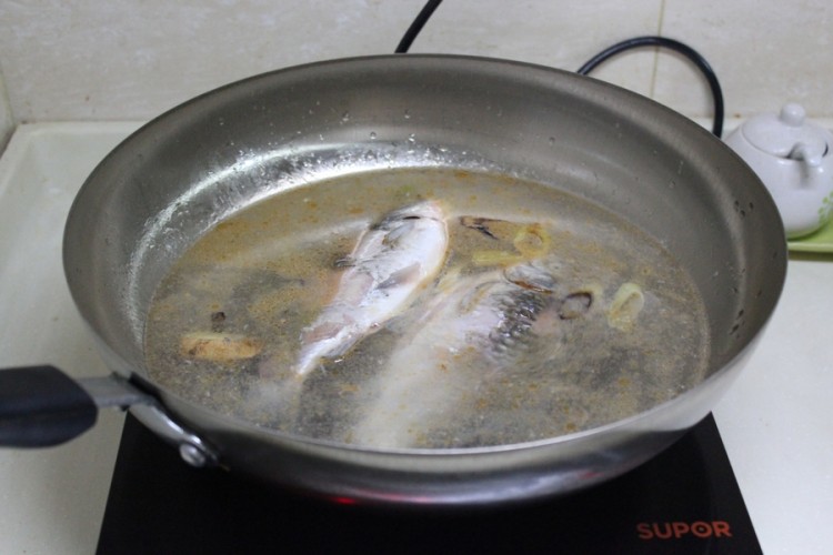 鲫鱼萝卜豆腐汤步骤4
