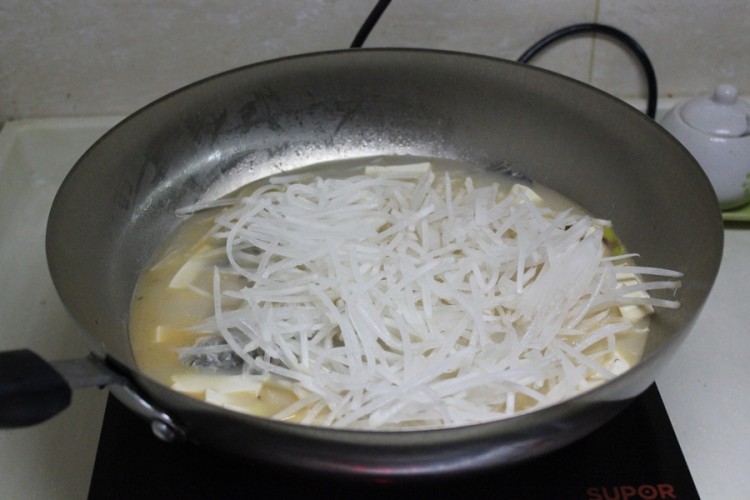 鲫鱼萝卜豆腐汤步骤7