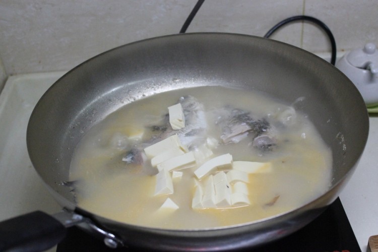 鲫鱼萝卜豆腐汤步骤6