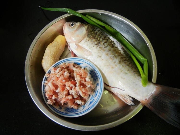 鲫鱼嵌肉炖汤步骤1