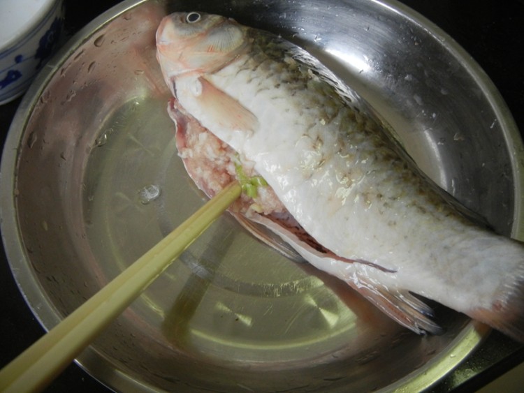 鲫鱼嵌肉炖汤步骤3