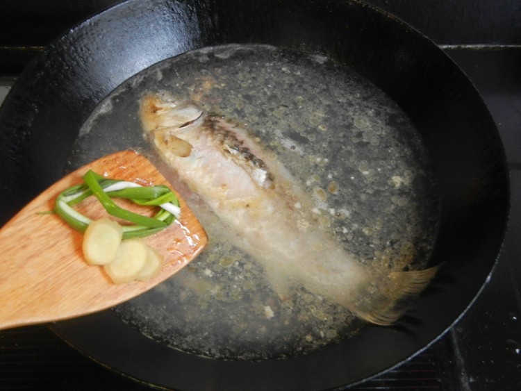 鲫鱼嵌肉炖汤步骤7
