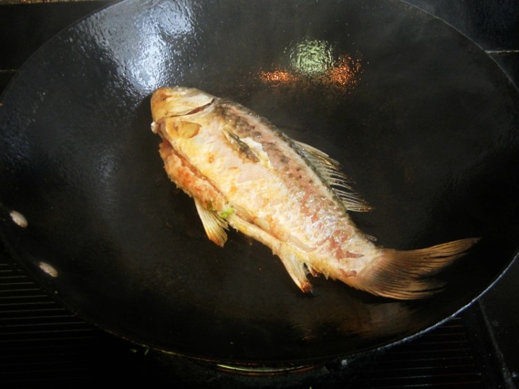 鲫鱼嵌肉炖汤步骤5