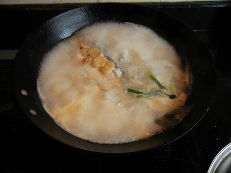 鲫鱼嵌肉炖汤步骤8