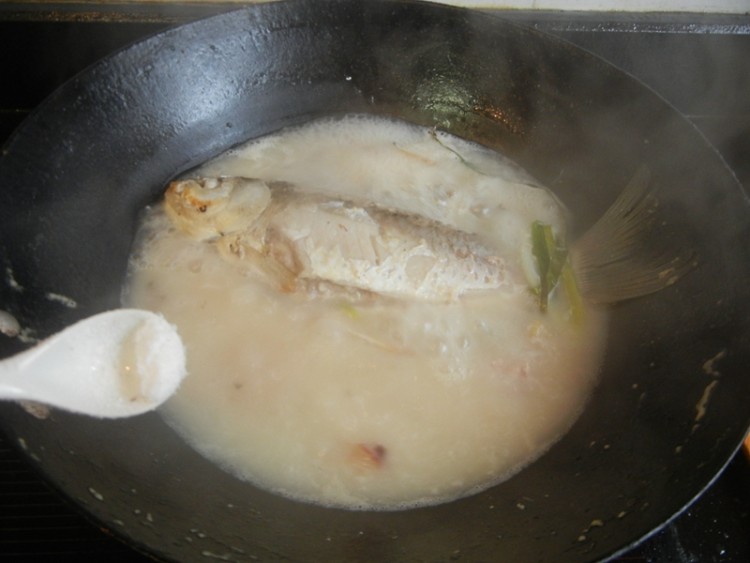 鲫鱼嵌肉炖汤步骤9