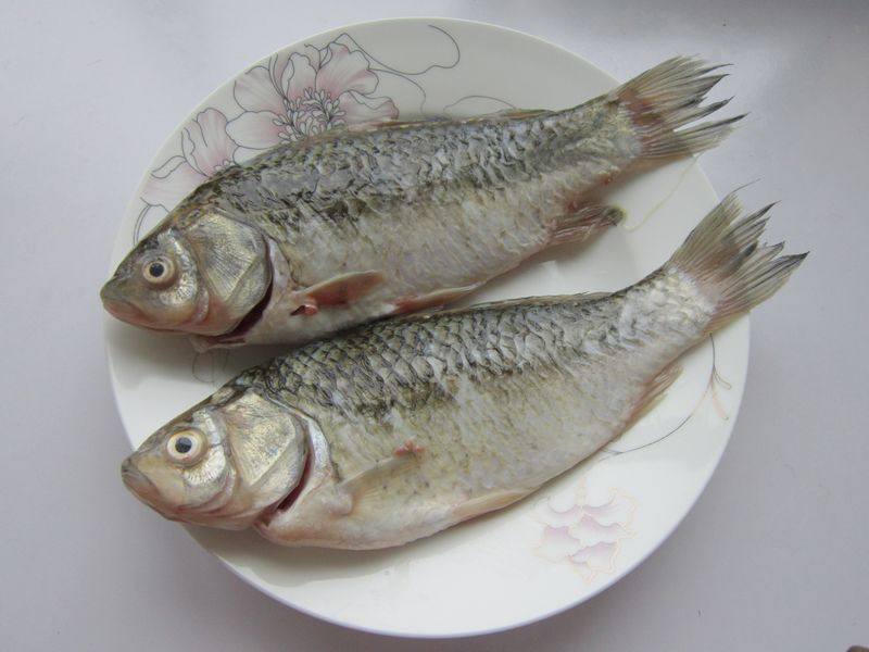 焖酥鲫鱼步骤1