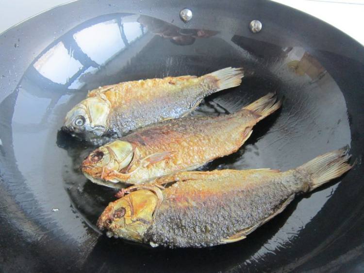 焖酥鲫鱼步骤5
