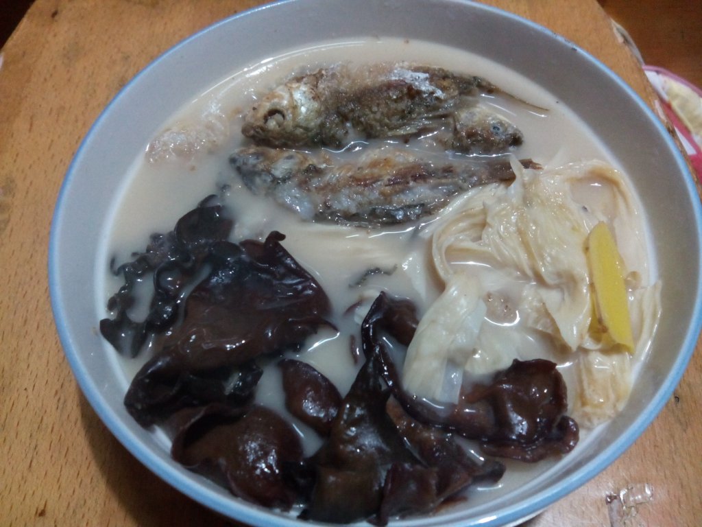 鲫鱼腐竹汤步骤1