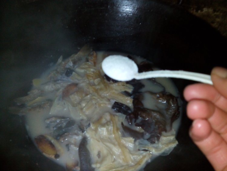 鲫鱼腐竹汤步骤8