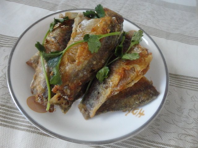 油炸小鲫鱼步骤7