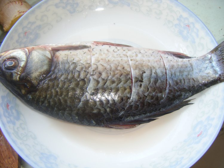 煎鲫鱼步骤1