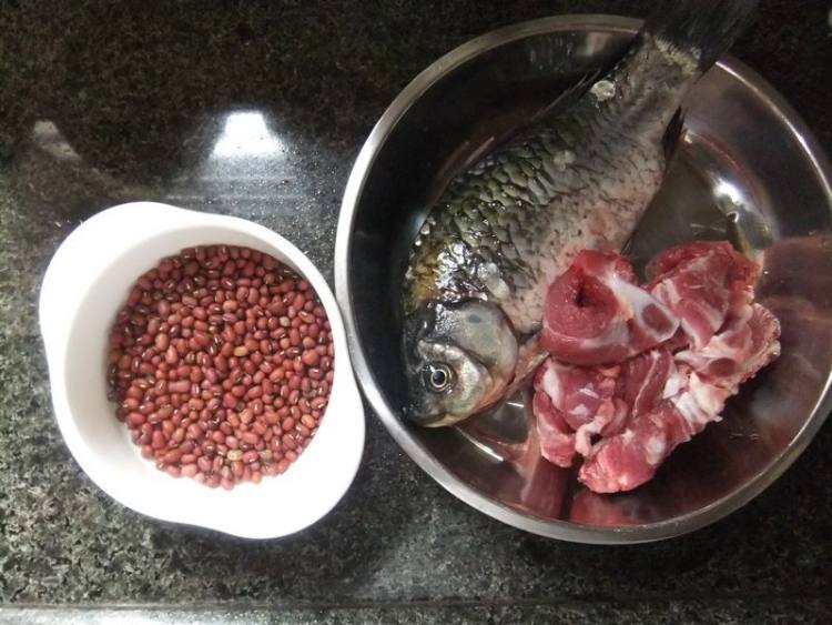 红豆鲫鱼猪骨汤步骤1
