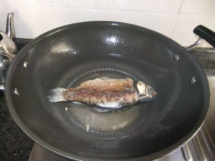 红豆鲫鱼猪骨汤步骤6