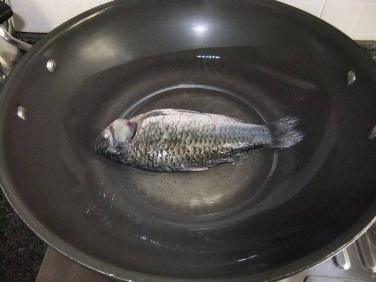 红豆鲫鱼猪骨汤步骤5