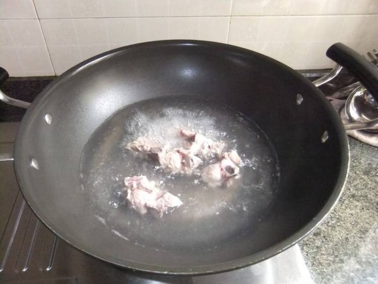 红豆鲫鱼猪骨汤步骤3