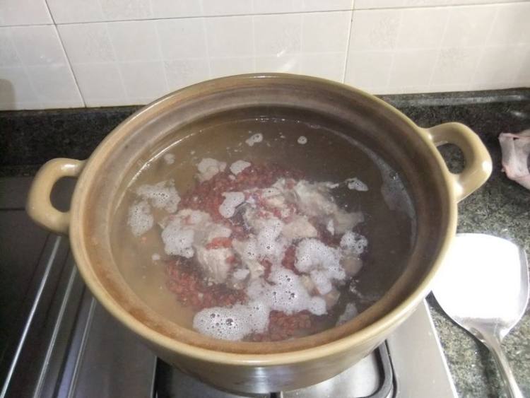 红豆鲫鱼猪骨汤步骤7