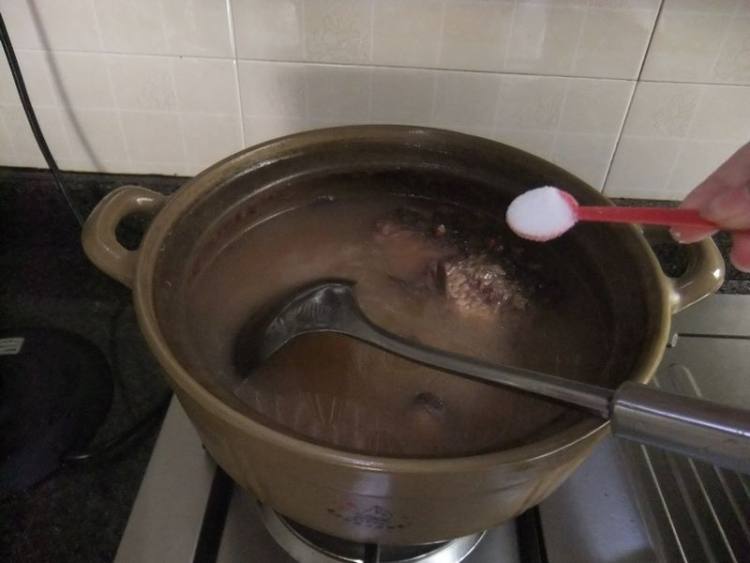 红豆鲫鱼猪骨汤步骤11