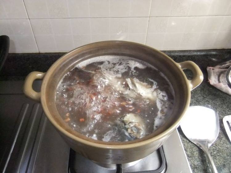 红豆鲫鱼猪骨汤步骤9